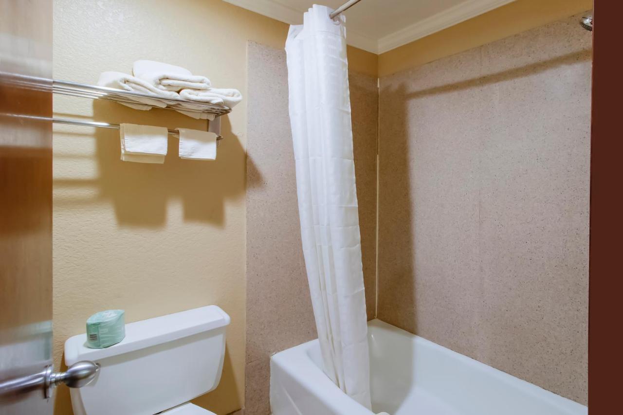 Oyo Pinewood Inn & Suites Silsbee Exteriér fotografie