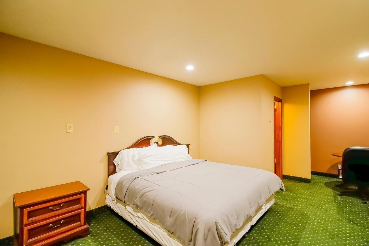 Oyo Pinewood Inn & Suites Silsbee Exteriér fotografie