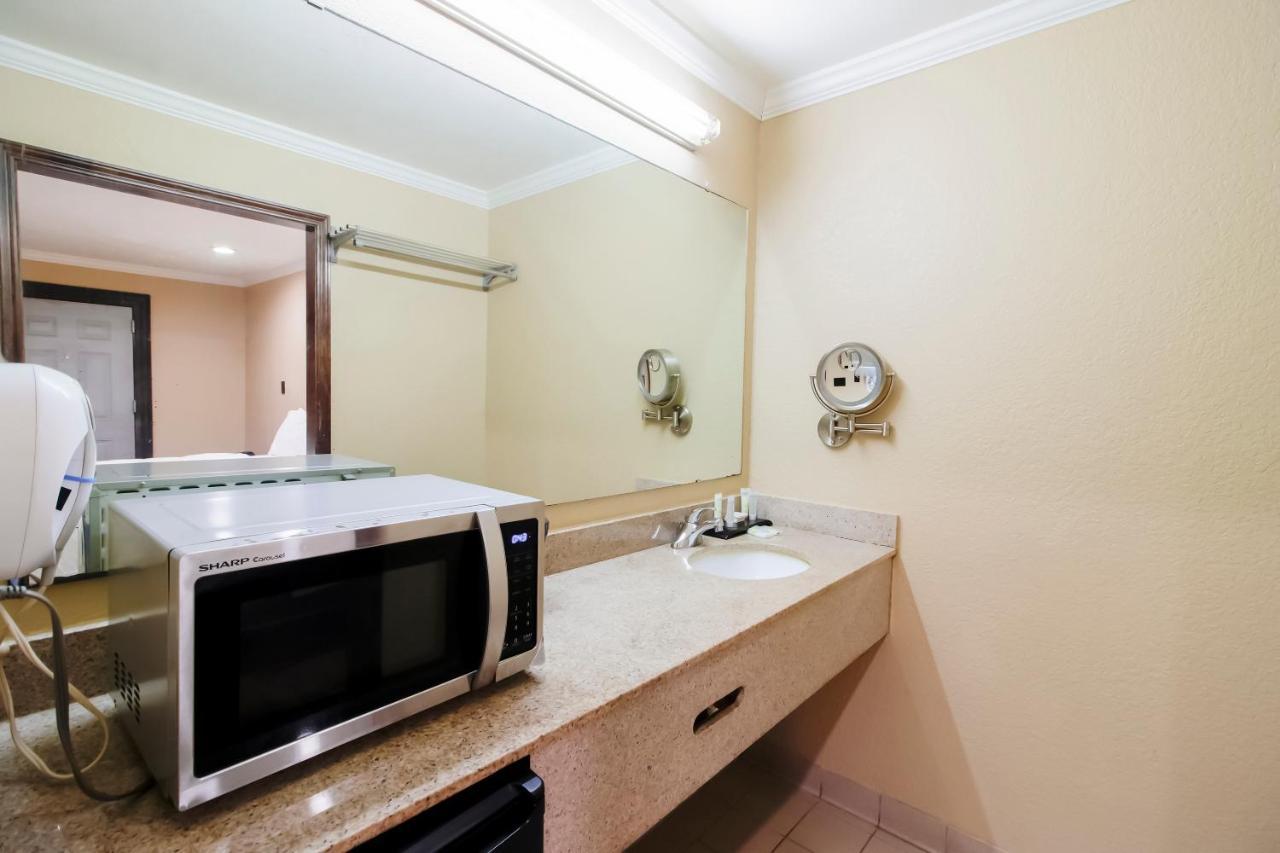 Oyo Pinewood Inn & Suites Silsbee Exteriér fotografie