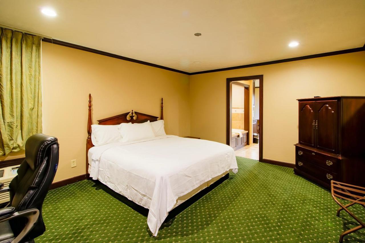 Oyo Pinewood Inn & Suites Silsbee Exteriér fotografie